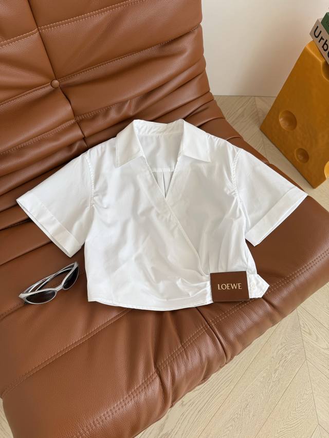 日常休闲百搭 25Ss 下摆褶皱皮牌装饰设计衬衫 是一件百搭又不挑人的白衬衫 短款剪裁 衣身是交叉褶皱设计 微阔型感搭配短款设计 上身显瘦不挑人 皮牌装饰很有辨
