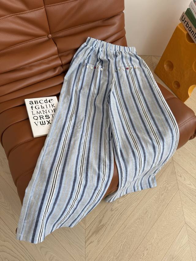夏日慵懒 贝壳扣装饰条纹裤子 一秒开启长腿密码 松弛感和时髦感相结合 无拘无束的感觉 穿起来让整个人很有活力感 采用亚麻混纺的面料 阔腿裤型非常藏肉 口袋边的贝
