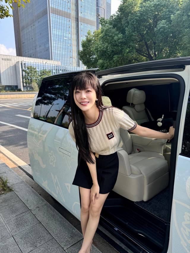 Miumi* 25Ss春夏新款 Logo微标学院风短袖针织圆领上衣丨独家Yb开发！高版出品！柔软舒适的针织面料呈现简约线条，点缀徽标贴饰，彰显经典风范与独特个性