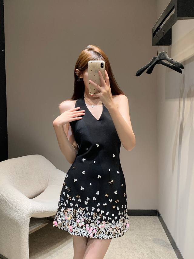 Miumi* 25Ss春夏新款 纯手工钉珠挂脖露背小黑裙丨独家高版出品！露背设计小心机立体剪裁，收腰修身版型上身巨显瘦。气质优雅摩登俏皮，白富美必备高级单品！做