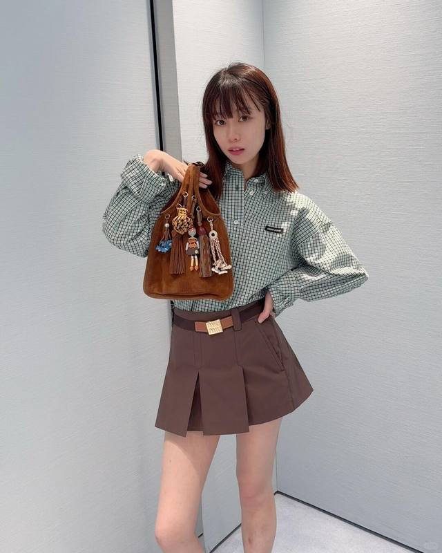 Miumi* 25Fw早秋新款 英伦学院风腰带百褶短裙丨独家Yb开发！高版出品！定织定染棉混纺材质透气耐穿 微喇版型，雕刻金属字母扣弹力腰带 皮革徽标搭配对比缝