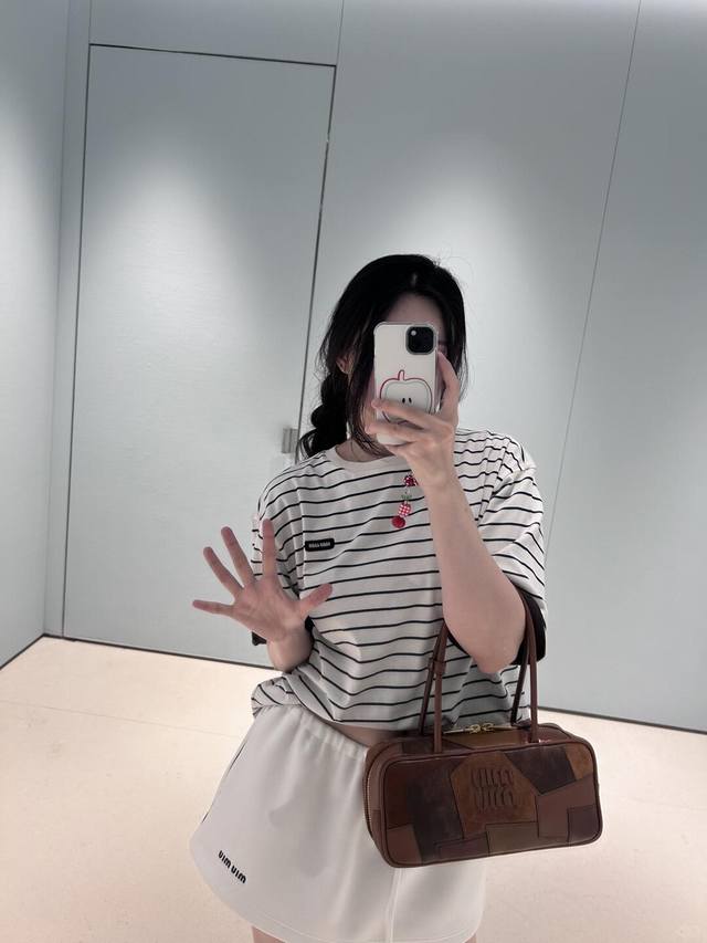 Miumi* 25Ss春夏新款 两面穿条纹圆领短袖T恤丨独家Yb开发！高版出品！黑白条纹搭配咖色设计，男女同款版型穿搭无压力！双面都做徽标字母图案点缀，突显品牌