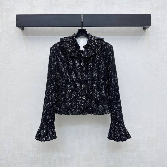 Chane*2025新品上架 木耳花边洋装外套 定制Yb进口粗纺羊毛呢材质 肌理明显 品相十足 通体纯黑打底配合珠片银丝纱线交织 彰显品牌调性 正肩垫肩版型贴合