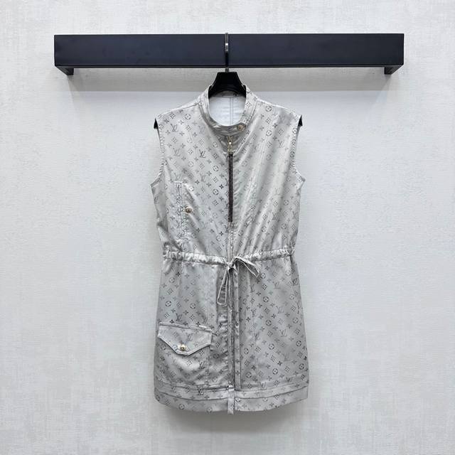Louis Vuitto*2025新品上架 立领印花背心裙 定制Yb进口斜纹绸材质 透气舒适有型 通体满印标志性四叶草元素和字母徽标图案 彰显品牌调性 文艺优雅