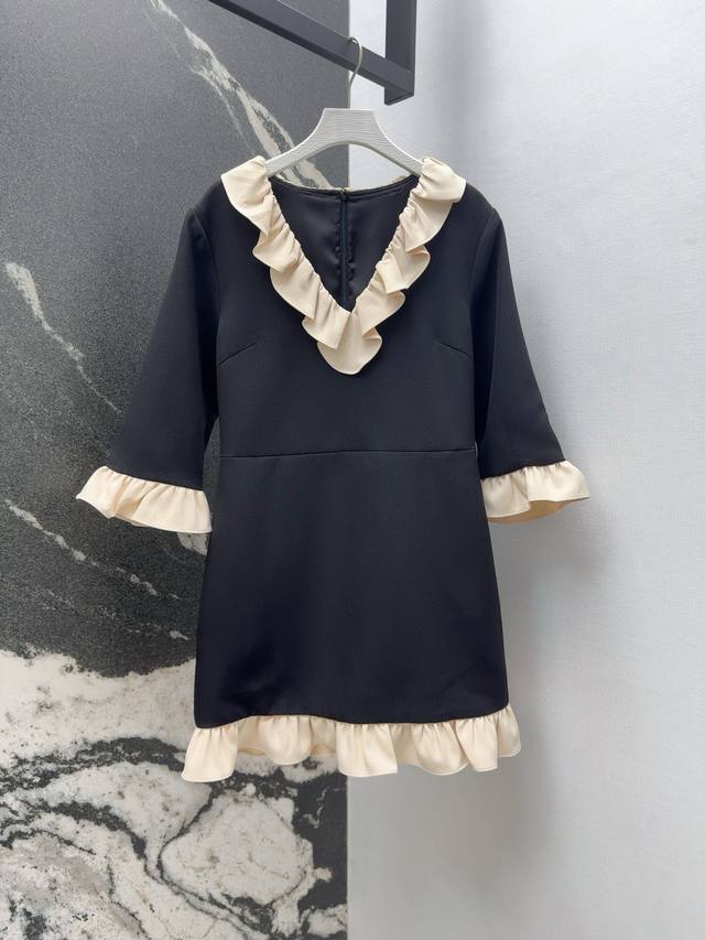 Vltn 25Ss 春夏新品名媛风V领撞色荷叶边连衣裙 袖口裙摆拼接荷叶花边设计满满的氛围感 简约百搭又迷人 收腰显瘦立体剪裁版型显瘦又高挑 优雅大方气质少女风