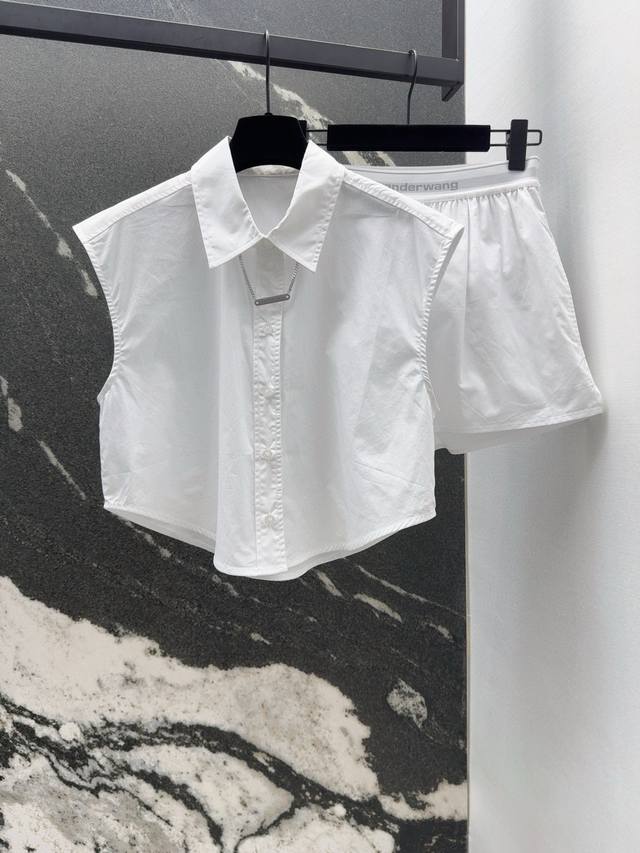 Aw 25Ss 春夏新品拼接织带翻领无袖衬衫搭配织带短裤套装 纯棉材质舒适亲肤 短款版型剪裁设计上身很显时髦感 可盐可甜减龄休闲风 简约的设计风格展现你的品味与