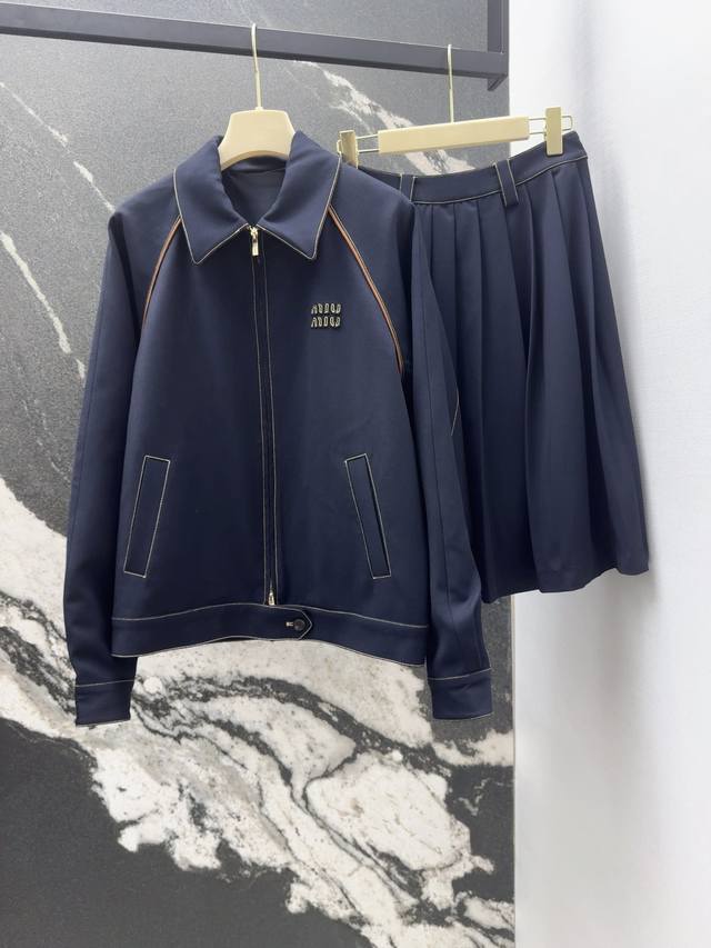 Miu 25Ss 早秋新品麂皮绒边饰复古运动风外套 搭配Logo徽标百褶半身裙 俏皮学院风减龄套装 精纺藏蓝色斜纹混纺面料 手感柔软平滑舒适又有垂坠感 藏青色耐