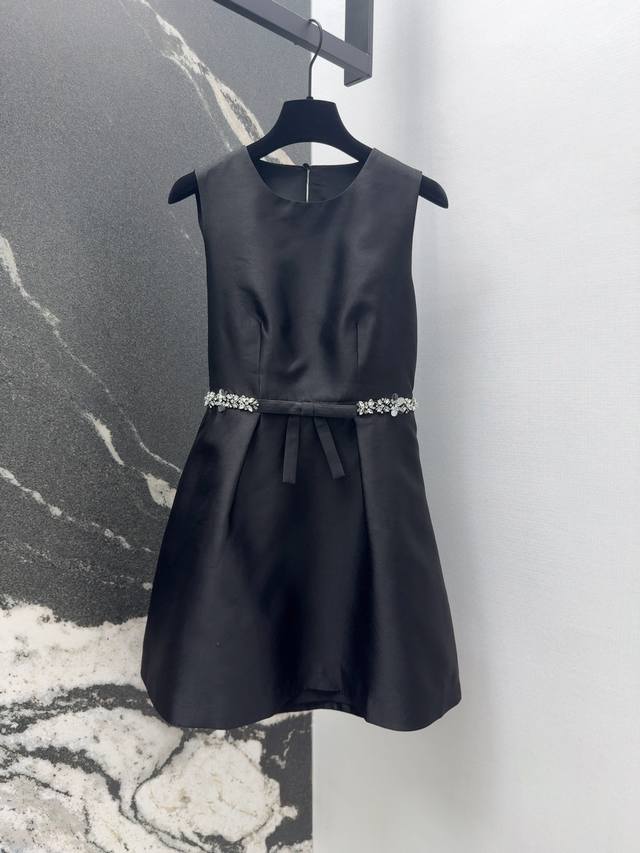 Miu 25Ss 春夏新品腰间重工钉钻亮片无袖连衣裙 水钻腰带设计是点睛之笔 搭配精致的手工蝴蝶结尽显精致奢华 娃娃款版型巧妙修饰臀胯线条 优化下半身比例 面料