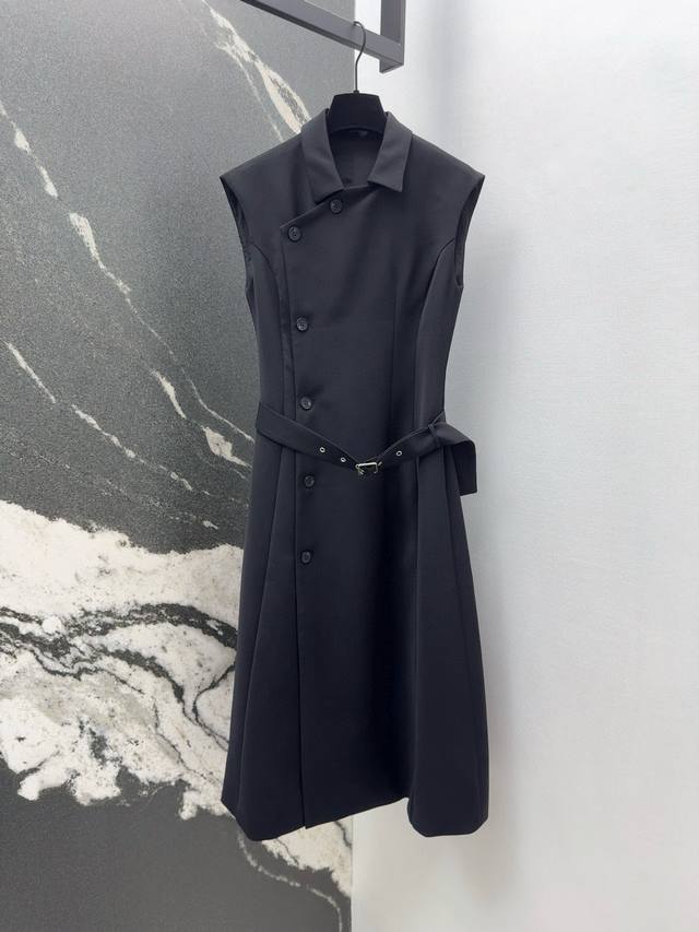Cd 25Ss 春夏新品斜开扣中长款连衣裙 腰带束腰版型极简高级感 干练又尽显温柔 进口面料质感超赞 立体剪裁版型上身纤瘦高挑 无论高矮胖瘦都能轻松驾驭 打造随