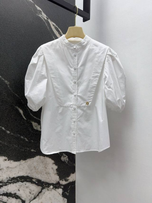 L家 25Ss 春夏新品立领泡泡袖衬衣+长款连衣裙 定制五金装饰 恰到好处的泡泡袖设计完美的藏肉显瘦 上身减龄感十足 小白裙轻松穿出清纯可人的少女感 本布系带收