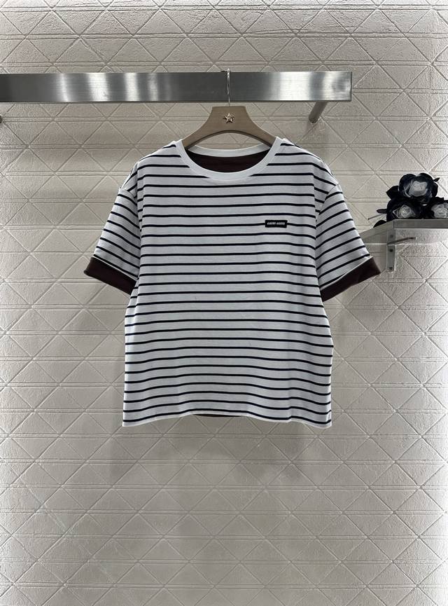 Miumi*2025新品上架 圆领宽松两面穿短袖 定制Yb原生全棉材质 透气舒适 质感十足 宽松短袖T恤裁剪 凸显品牌格调 采用克重纯棉制成 垂坠感十足 呈现显