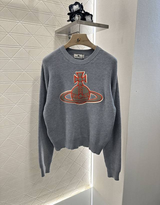 Vivienne Westeoo* 新品上架 土星刺绣套头毛衣 定制Yb羊毛纱线织造 质感高级 舒适柔软 肌理明显 圆领落肩长袖毛衣 突出温柔气质 领口袖口螺纹
