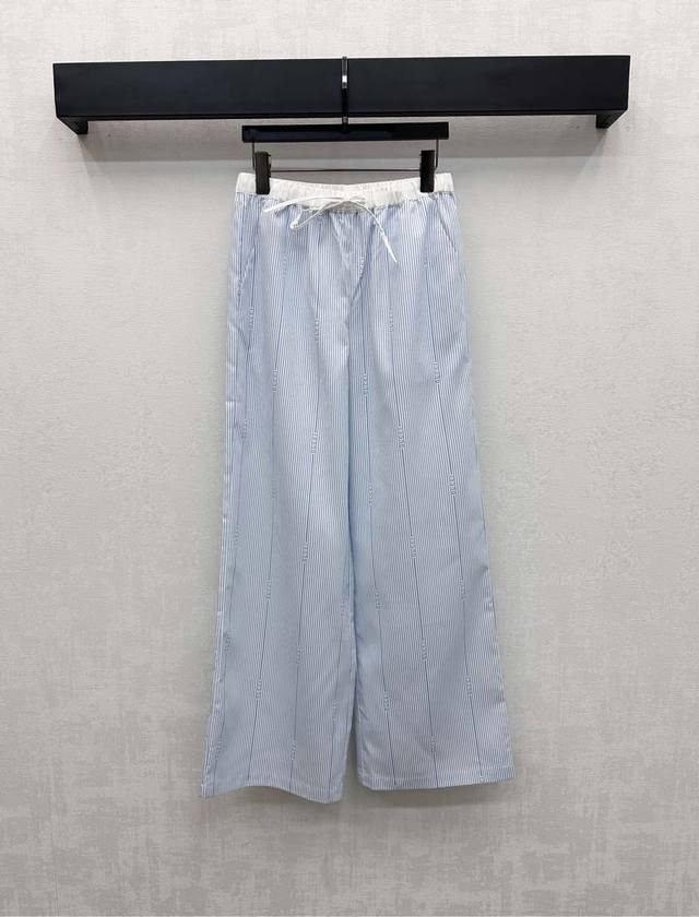 Gucc*2025新品上架 条纹直筒长裤 定制Yb进口斜纹全棉材质 透气舒适 白色腰封撞色通体竖状分布的条纹肌理 穿插标志性字母徽标 彰显品牌调性 腰间抽绳系带