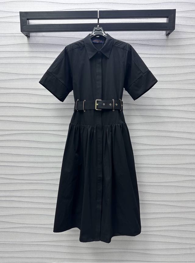 Louis Vuitto*2025新品上架 翻领腰带连衣裙 定制Yb进口斜纹全棉材质 舒适垂顺有型 沿用隐藏式纽扣开襟调节处理 配合腰间本布腰带穿孔勾勒身形 彰