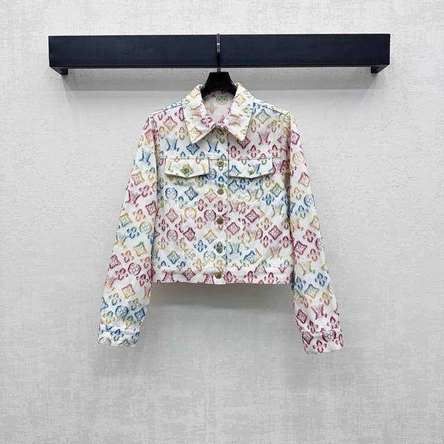 Louis Vuitto*2025新品上架 彩色提花牛仔外套 定制Yb进口斜纹棉牛仔材质 酵素水洗工艺 成衣不易掉色串色 白色牛仔打底 点缀标志性彩色四叶草字母