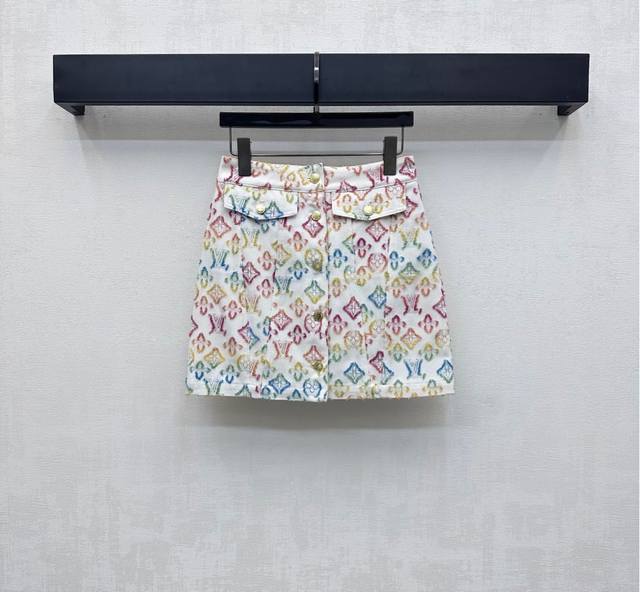 Louis Vuitto*2025新品上架 彩色提花牛仔短裙 定制Yb进口斜纹棉牛仔材质 酵素水洗工艺 成衣不易掉色串色 白色牛仔打底 点缀标志性彩色四叶草字母
