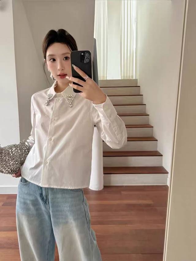 Pra普家！专柜款！高版本！领口重工刺绣镶钻吊坠后背三角标长袖短款衬衫！三标齐全！白色黑色！码数S M L，现货发！ M码胸围102衣长52