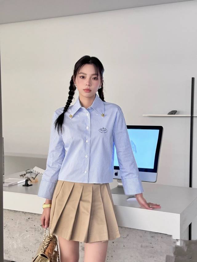 Pra普家！专柜款！高版本！定制金属字母纽扣胸口刺绣Logo图案翻领短款条纹衬衫！三标齐全！两色！码数S M L，现货发！ M码胸围96衣长51