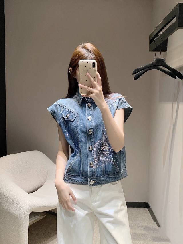 Cc小香家！高版本！开模定制字母金属纽扣！羽毛彩色烫钻翻领无袖廓形牛仔马甲外套！码数36 38 40，现货发！ 38码胸围108衣长53