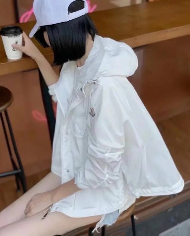 Moncler蒙口！专柜款！定制字母Logo金属五金连帽宽松短款小外套！美爆了！三标齐全！质量赞！白色黑色！码数0 1 2，现货发！ 1码胸围148衣长49