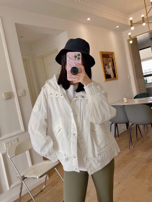 Moncler蒙口！专柜款！高版本！定制字母Logo徽章金属五金纽扣连帽防晒外套！三标齐全！三色！码数0 1 2，现货发！ 0码胸围116衣长62