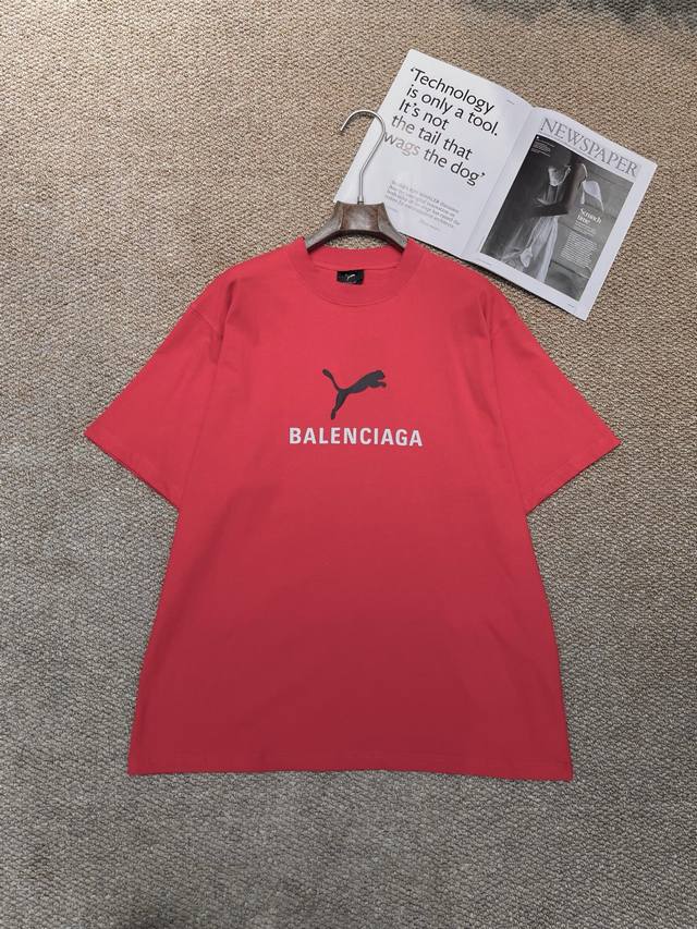 Balenciaga新款T恤，这件T恤简直是“懒人穿搭之光”！ 重磅棉料软糯厚实，落肩版型藏肉一绝，Oversize设计慵懒随性！单穿配短裤超飒，叠穿衬衫秒变I