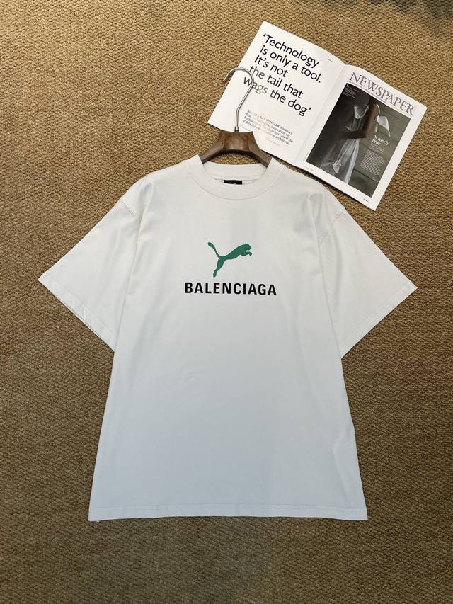Balenciaga新款T恤，这件T恤简直是“懒人穿搭之光”！ 重磅棉料软糯厚实，落肩版型藏肉一绝，Oversize设计慵懒随性！单穿配短裤超飒，叠穿衬衫秒变I