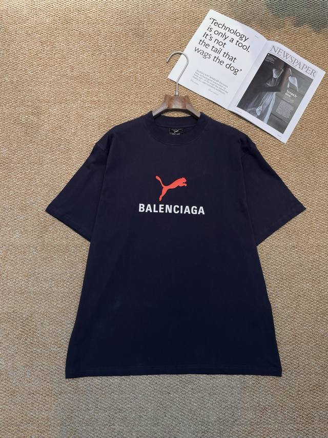Balenciaga新款T恤，这件T恤简直是“懒人穿搭之光”！ 重磅棉料软糯厚实，落肩版型藏肉一绝，Oversize设计慵懒随性！单穿配短裤超飒，叠穿衬衫秒变I