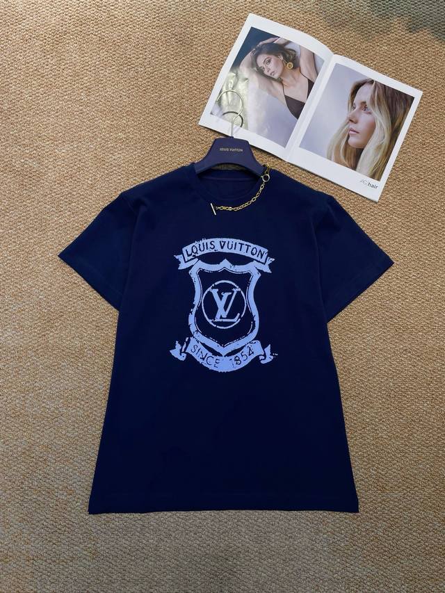 Lv新款T恤，3D立体剪裁显瘦不臃肿，透气吸汗面料夏天穿超舒服！搭配工装裤秒变潮人，男女同款快和对象组Cp！ * 款号：1274 * Color：蓝色 * ：
