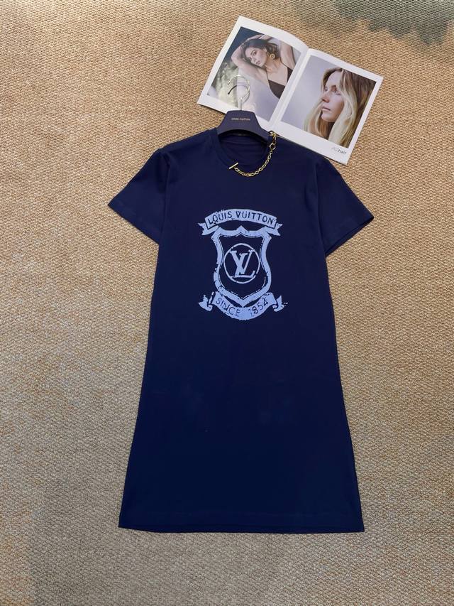 Lv新款长裙，修身版型勾勒身材曲线，坑条纹理显瘦又高级，内搭外穿都好看！配西装外套通勤干练，搭牛仔外套休闲随性，一裙解锁N种风格！ * 款号：605 * Col