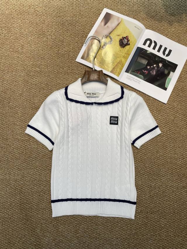 Miumiu新款针织短袖，软糯抗起球面料，机洗不变形！娃娃领设计超显天鹅颈，藏肉小肚腩，轻松穿出纸片人既视感～氛围感穿搭C位单品，冲就对了！ * 款号：1348
