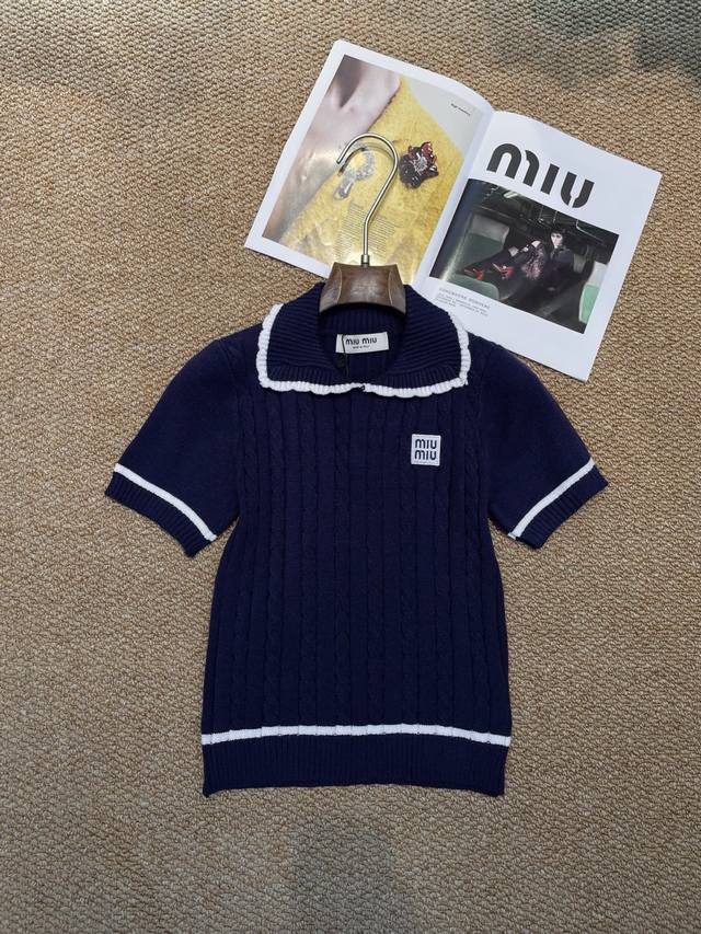 Miumiu新款针织短袖，软糯抗起球面料，机洗不变形！娃娃领设计超显天鹅颈，藏肉小肚腩，轻松穿出纸片人既视感～氛围感穿搭C位单品，冲就对了！ * 款号：1348