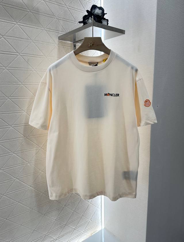 Moncle*2025新品上架 圆领刺绣徽章 定制Yb原生全棉材质 透气舒适 质感十足 Oversized廓形宽松T恤裁剪 凸显品牌格调 采用克重纯棉制成 略带