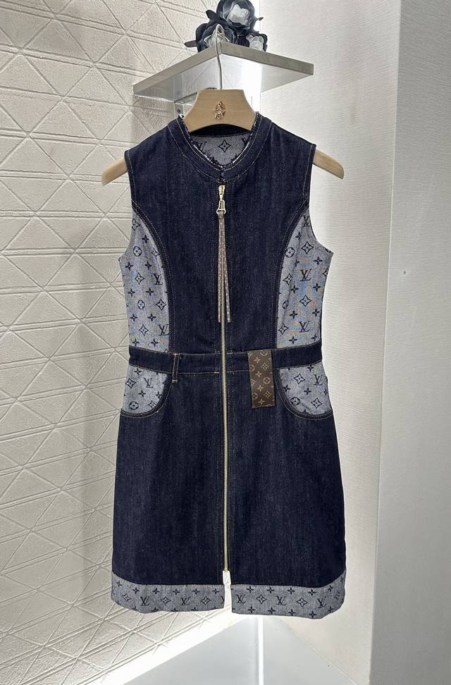 Louis Vuitto*2025新品上架 提花拼接皮牌背心裙 定制Yb斜纹棉牛仔材质 质感细腻 立挺舒适 圆领无袖连衣裙剪裁 利用剪裁和细节提升精致度 裙身复
