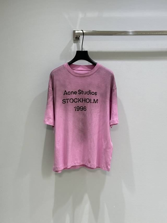 25早春上新！1996印花做旧短袖T恤 饰有喷涂复古妆感，渐变清新又显白，Logo做旧印花，面料采用纯棉面料，柔软亲肤，宽松版型，可搭配炭黑水洗泼墨牛仔裤！现货