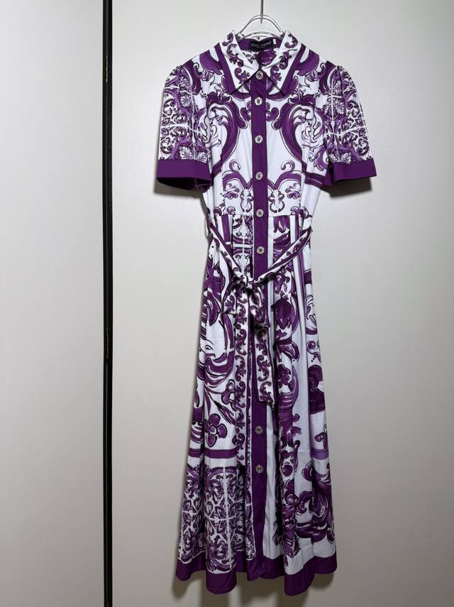 Dolce&Gabbana 新品紫色陶瓷印花青花瓷褶裥棉质单排扣短袖系带蝴蝶结收腰显瘦大裙摆中长款连衣裙。Smlxl