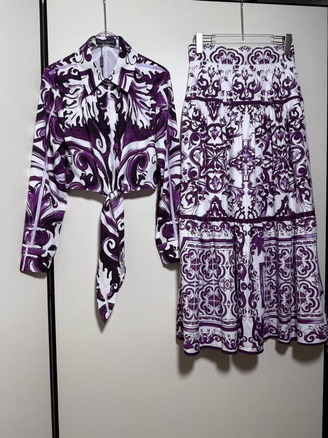 套装D＆G 杜嘉班纳女士紫花瓷锡釉彩陶紫花瓷印花紫色青花瓷翻领长袖系结衬衫高腰大摆半裙 套装两件套。Smlxl