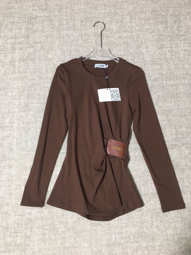 Loewe 罗意威 爆款系列经典皮牌装饰 简约大气 扭结褶皱不规则收腰显瘦修身休闲弹力棉质长袖打底衫T恤上衣。Smlxl