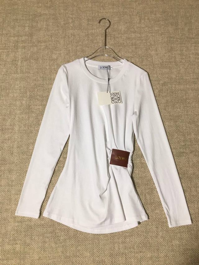Loewe 罗意威 爆款系列经典皮牌装饰 简约大气 扭结褶皱不规则收腰显瘦修身休闲弹力棉质长袖打底衫T恤上衣。Smlxl