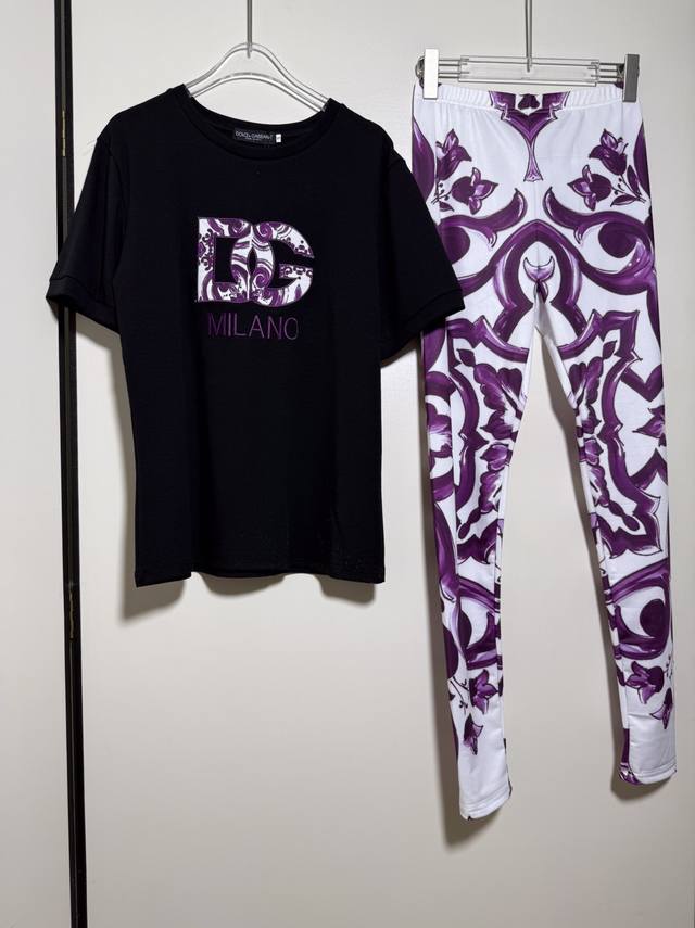 套装D＆G 杜嘉班纳女士新款经典简约款徽标贴布印花紫色青花瓷紫花瓷图案短袖T恤弹力紧身裤打底裤 套装两件套。Smlxl