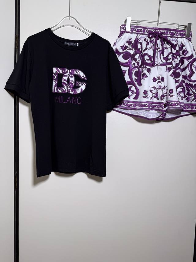 套装D＆G 杜嘉班纳女士新款经典简约款徽标贴布印花紫色青花瓷紫花瓷图案短袖T恤休闲短裤 套装两件套。Smlxl