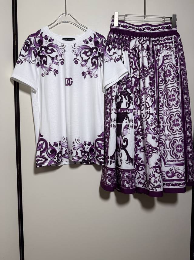 套装D＆G 杜嘉班纳女士紫花瓷锡釉彩陶紫花瓷印花紫色青花瓷圆领短袖上衣高腰大摆半裙 套装两件套。Smlxl