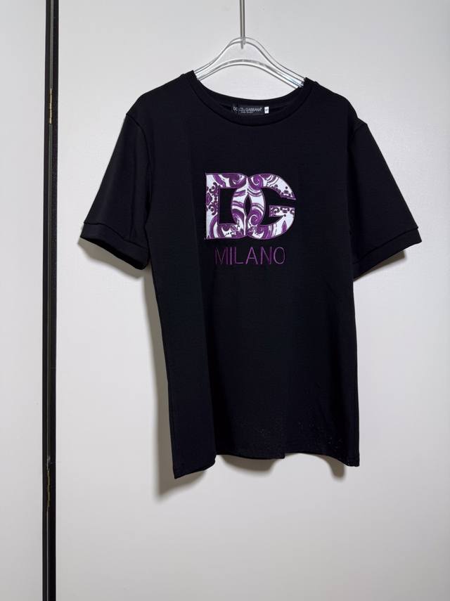 D＆G 杜嘉班纳女士新款经典简约款徽标贴布印花紫色青花瓷紫花瓷图案短袖T恤。Smlxl