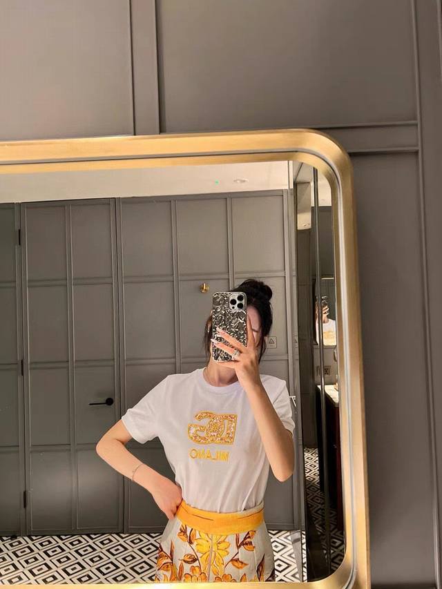 D＆G 杜嘉班纳女士新款经典简约款徽标贴布印花图案短袖T恤。Smlxl