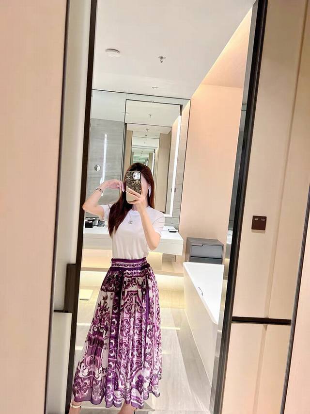 D＆G 杜嘉班纳女士紫花瓷锡釉彩陶紫花瓷印花紫色青花瓷高腰大摆中长款半身裙。Smlxl