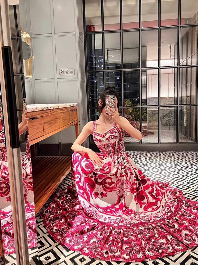 Dolce&Gabbana杜嘉班纳 宫廷风复古红色青花瓷印花抹胸纯棉长款性感仙女吊带红花瓷锡釉彩陶连衣裙。Smlxl