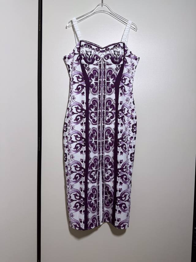 Dolce & Gabbana杜家 紧身胸衣连衣裙女士 紫色青花瓷系列 紫花瓷锡釉彩陶收腰包臀过膝裙子塑身吊带收腰连衣裙。Smlxl