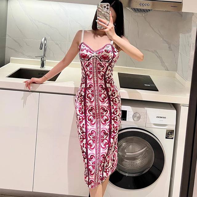 Dolce & Gabbana杜家 紧身胸衣连衣裙女士 红色青花瓷系列 红花瓷锡釉彩陶收腰包臀过膝裙子塑身吊带收腰连衣裙。Smlxl
