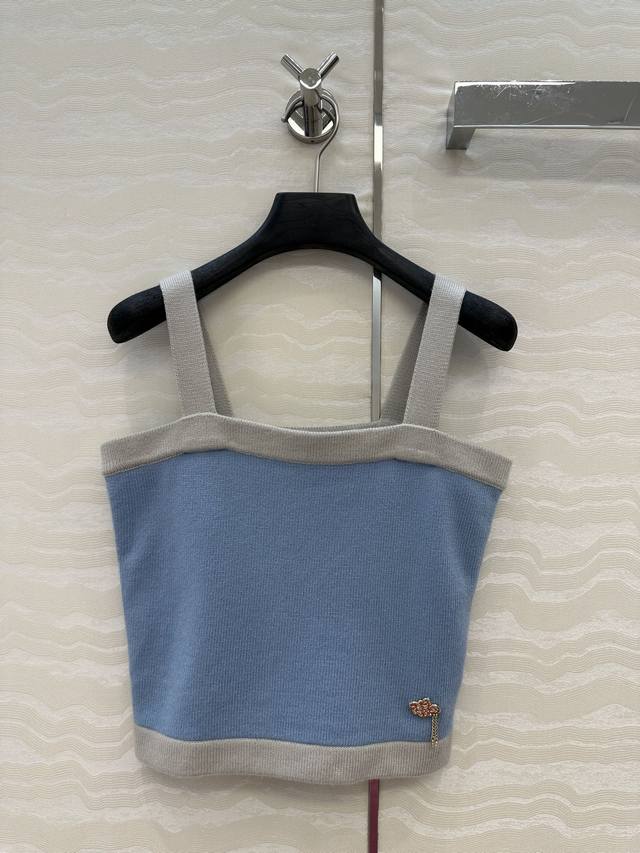 独家首发原单品质，Coco25A新品！羊绒撞色小吊带背心！云朵金属配件装饰设计百搭减龄又时髦！瑞士机工艺进口纱线质感细腻舒适，气质名媛少女穿搭版型不挑人上身巨显
