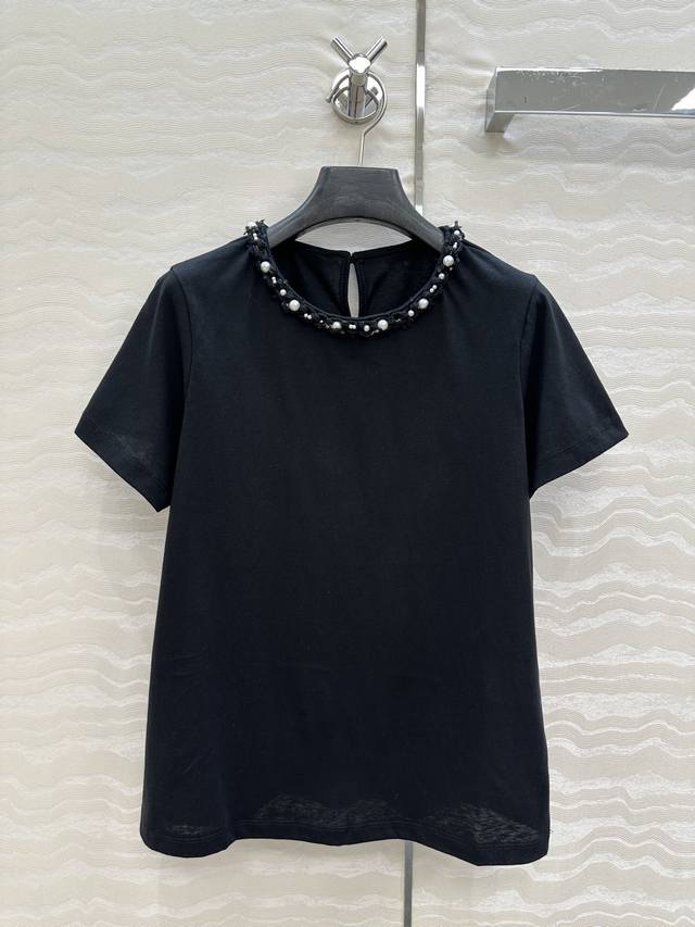 独家首发！原单品质Coco女孩气质单品，手工编织珍珠织带花边短袖T恤，白富美必入。超级百搭款，自然肌理感纯棉面料质感细腻亲肤。经典圆领版型不挑人上身显瘦又百搭！